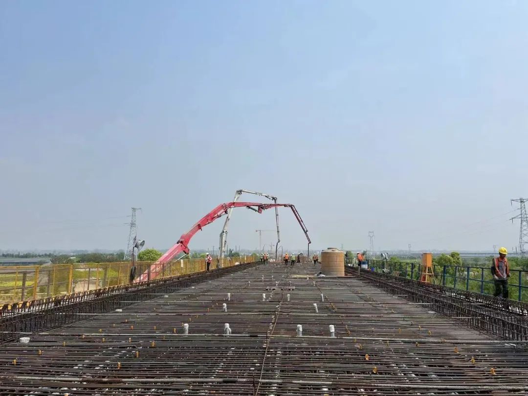三一重工泵车、中联重科泵车浇筑现场 - 沪渝蓉高铁项目钟祥汉江铁路特大桥连续梁全部混凝土浇筑完成