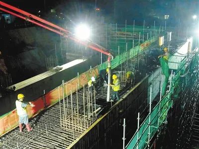 9月12日晚，湛江市引调水工程第二标段泵站主厂房顺利完成浇筑至EL43高程。通讯员 吴煜 摄