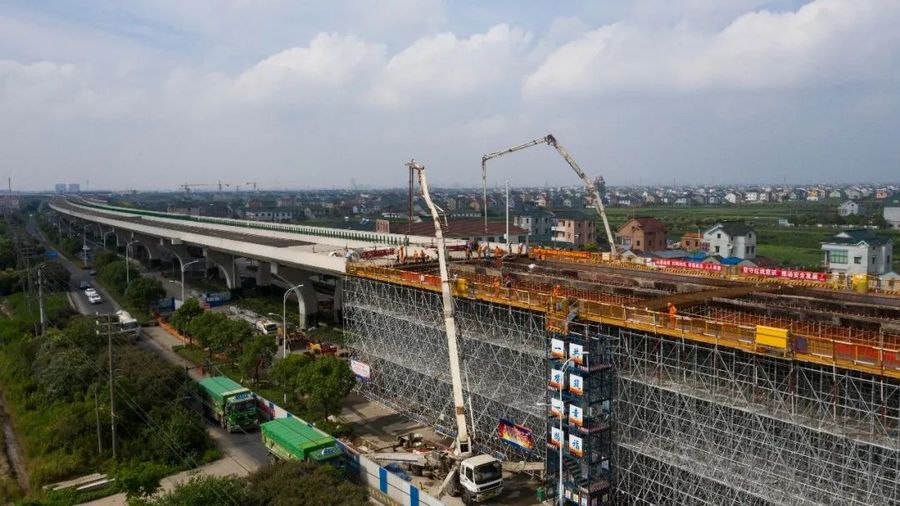 混凝土输送泵车、混凝土搅拌运输车浇筑现场 - 杭甬复线宁波一期S5标现浇箱梁底腹板首件混凝土浇筑完成