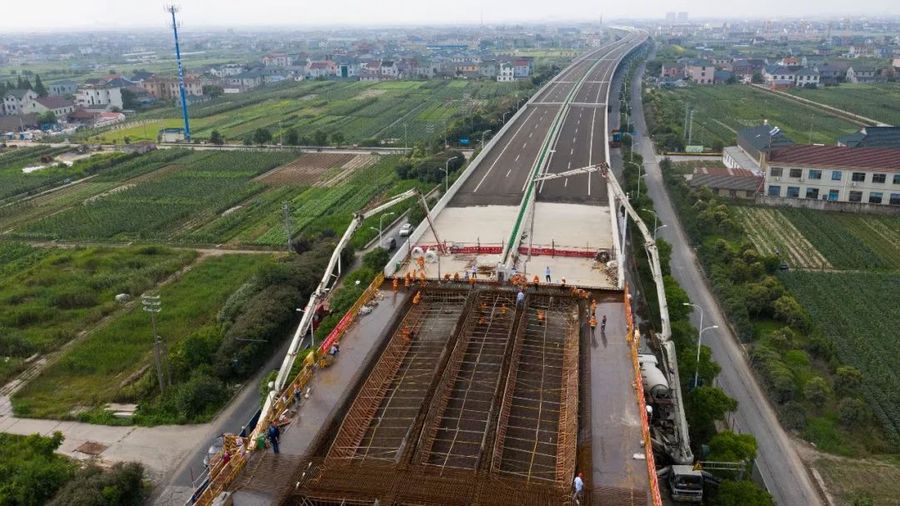 混凝土输送泵车、混凝土搅拌运输车浇筑现场 - 杭甬复线宁波一期S5标现浇箱梁底腹板首件混凝土浇筑完成