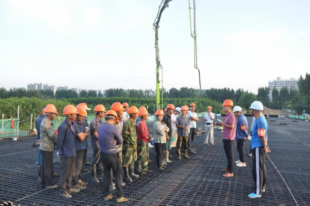 中联重科混凝土输送泵车浇筑现场 - 中铁一局铁建公司：宝鸡市陈仓渭河大桥项目首联现浇梁砼浇筑完成