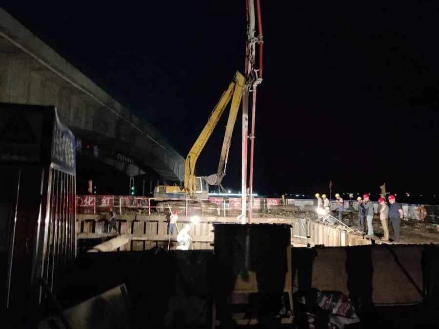 江门大道南(东)线虎坑大桥工程11#水中主墩承台钢板桩围堰完成封底