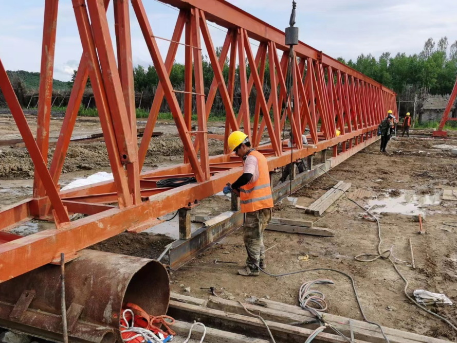 国道三莫公路雪乡至亚布力段改扩建工程HB1标段首片梁混凝土浇筑完成