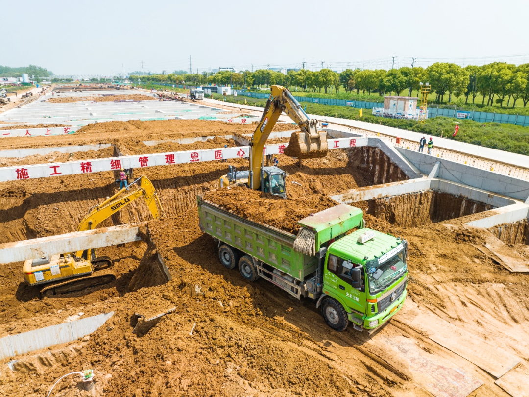 仪禄高速公路龙山互通项目扬州段全线的第一联箱梁混凝土浇筑完成