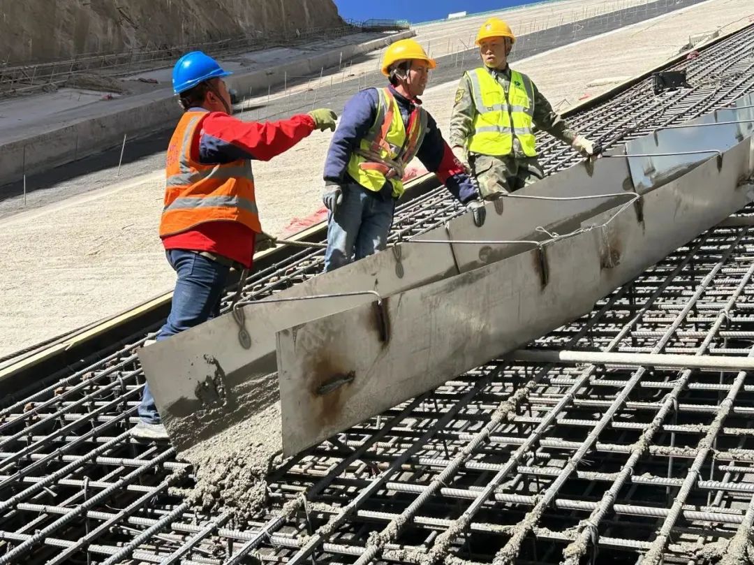 水电三局承建青海玛尔挡水电站大坝面板首仓混凝土开始浇筑