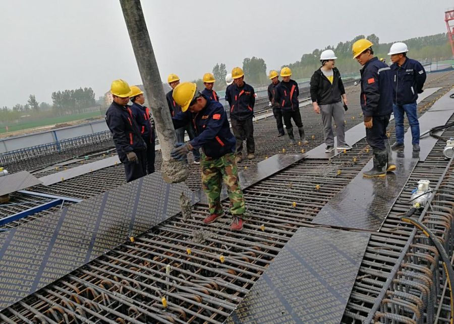 混凝土输送泵浇筑现场 - 山东省鲁南高铁菏泽至曲阜段1标兖州制梁场首孔箱梁混凝土浇筑完成