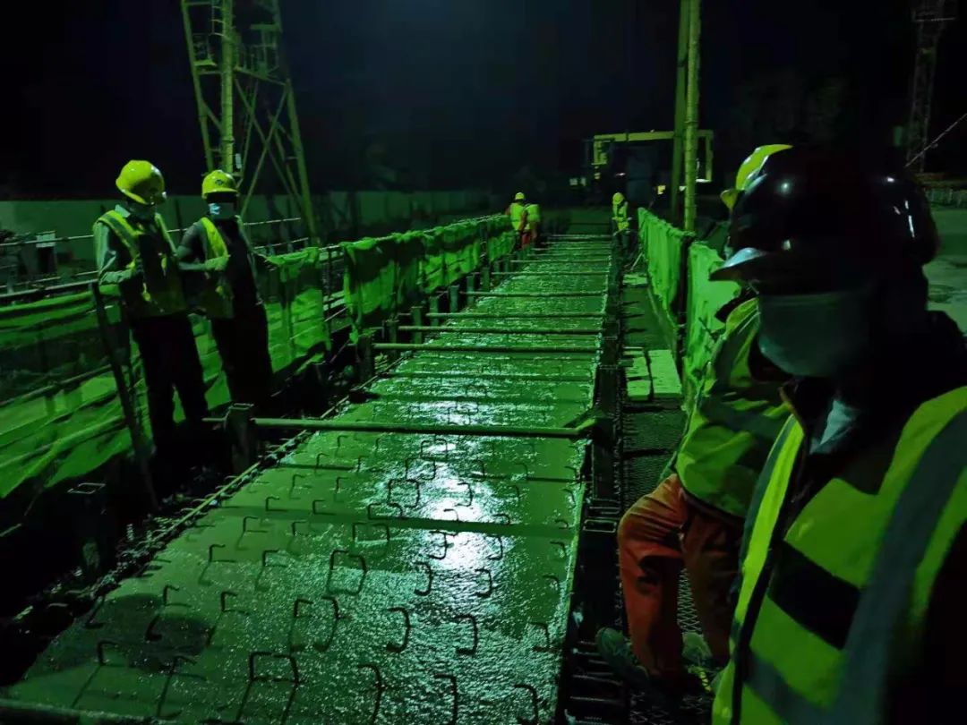 莫桑比克SAVE河大桥及旧桥加固项目：引桥首榀预制T梁砼浇筑完成
