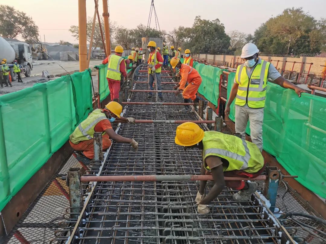 混凝土搅拌运输车浇筑现场 - 莫桑比克SAVE河大桥及旧桥加固项目：引桥首榀预制T梁砼浇筑完成