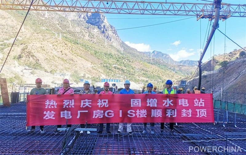 混凝土泵管浇筑现场 - 水电七局四川省凉山州木里河固增水电站发电厂房工程GIS楼封顶