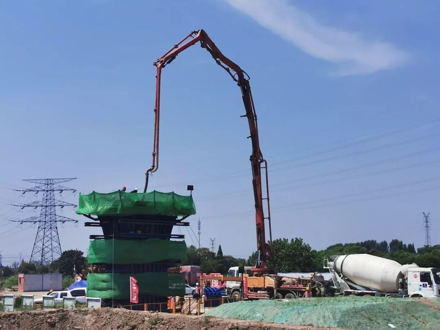 三一重工泵车、混凝土搅拌运输车浇筑现场 - 中铁三局六公司南沿江城际铁路项目全线首个桥梁墩身混凝土浇筑完成