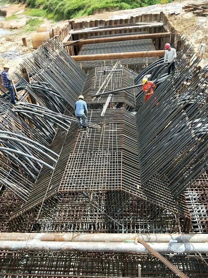 清远项目大燕河特大桥首个V型墩开始浇筑混凝土
