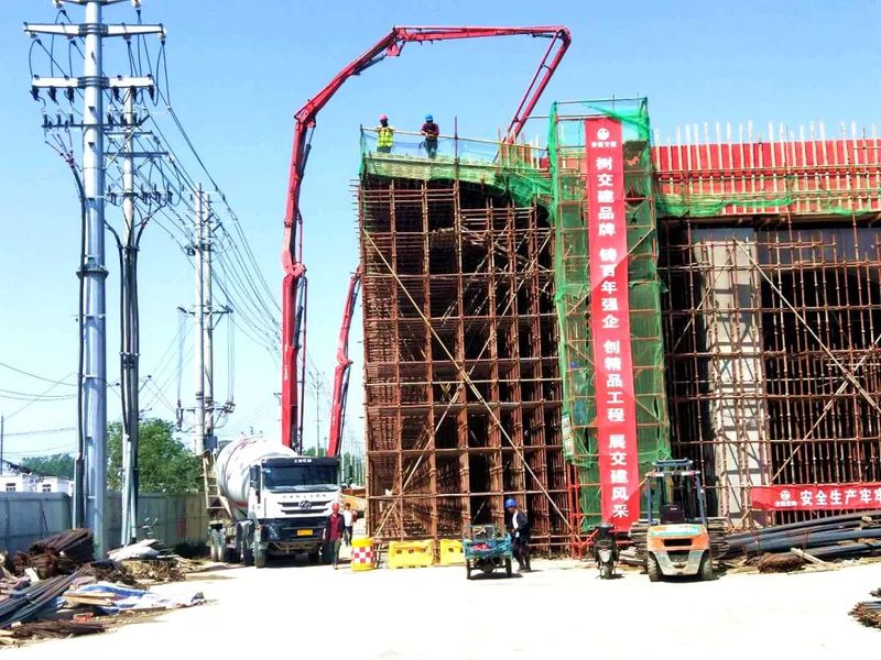 三一重工泵车、混凝土搅拌运输车浇筑现场 - 阜阳市霞光大道上部结构预应力混凝土现浇连续梁第六联进行首次浇筑