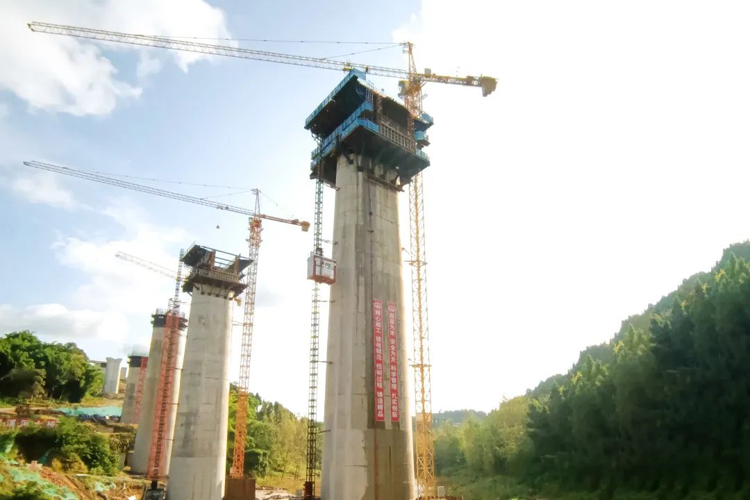 新建成都至自贡高速铁路球溪河双线大桥5号墩0号块混凝土浇筑完成