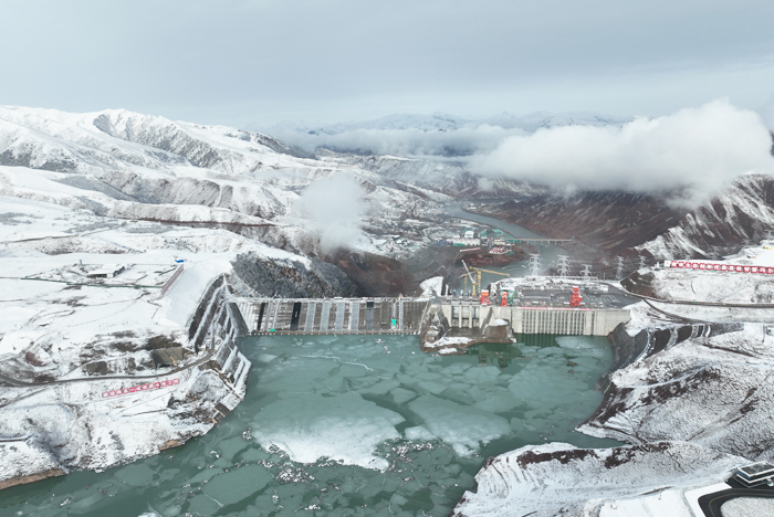 水电三局一公司青海玛沁县玛尔挡水电站大坝三期面板开仓浇筑混凝土