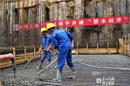 混凝土泵管浇筑现场 - 中铁上海工程局六公司普照水质净化厂二期项目第一块底板砼浇筑完成