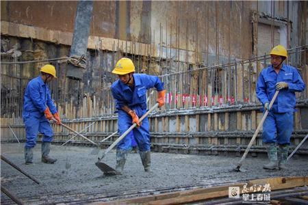 混凝土输送泵车浇筑现场 - 中铁上海工程局六公司普照水质净化厂二期项目第一块底板砼浇筑完成