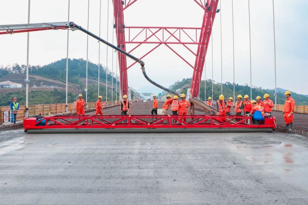 徐工泵车浇筑现场 - 广西路建集团平陆运河旧州特大桥主桥桥面混凝土浇筑