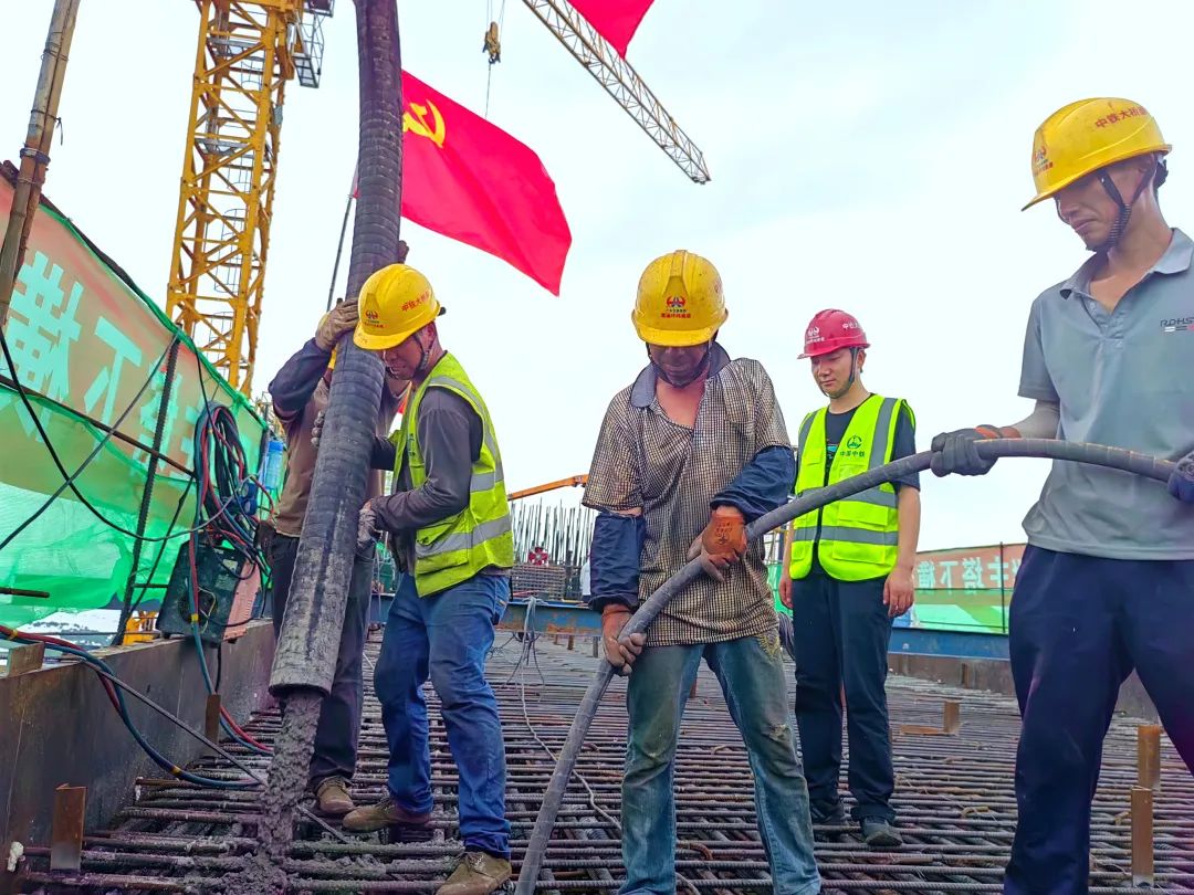 工人作业 - 中铁大桥局京灶大桥项目南北岸两个主塔均完成下横梁混凝土浇筑