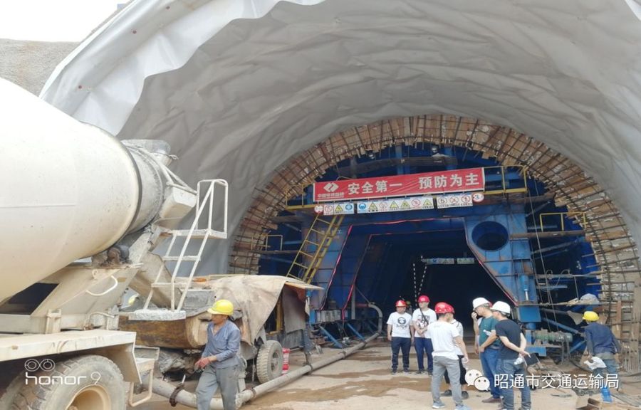 混凝土搅拌运输车、混凝土输送泵浇筑现场 - 白鹤滩水电站5条复建等级公路建设首次隧道二衬混凝土浇筑完成