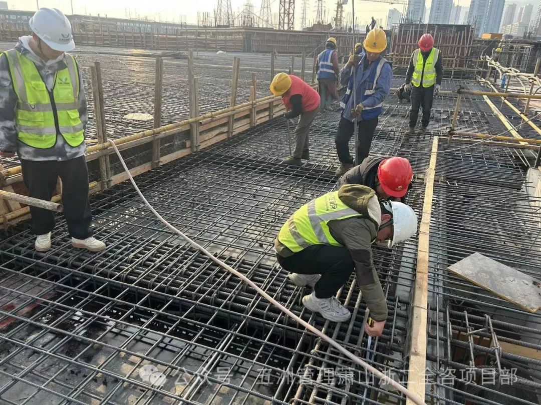 浙大二院萧山院区（一期）项目二标段第一块顶板顺利浇筑混凝土