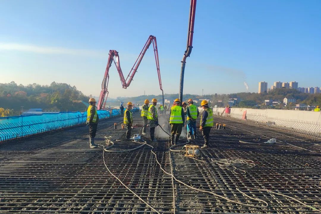 三一重工混凝土输送泵车浇筑现场 - 宜昌高铁新城项目合益路跨线桥最后一联箱梁混凝土浇筑完成
