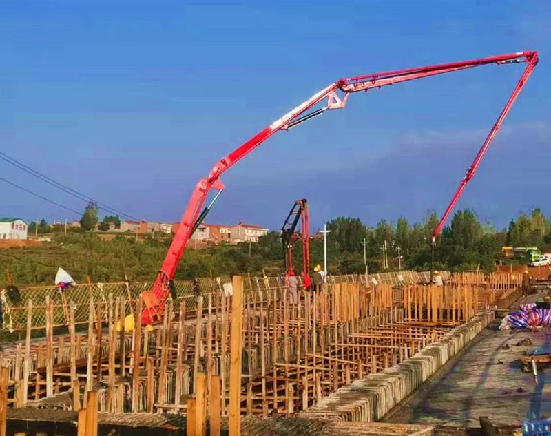 混凝土输送泵车浇筑现场 - 晋城市阳城南互通至县城连接线工程2#桥箱梁底腹板混凝土浇筑完成