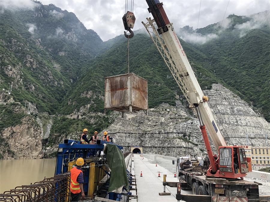 中国水电七局：长河坝水电站坝顶防浪墙混凝土浇筑完工