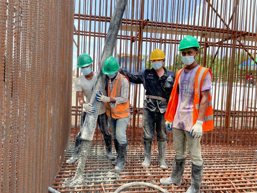 混凝土输送泵车浇筑现场 - 中国中铁孟加拉帕德玛大桥铁路连接线项目首座承台混凝土浇筑完成