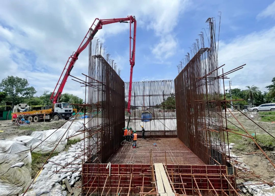 混凝土搅拌运输车、混凝土输送泵车浇筑现场 - 中国中铁孟加拉帕德玛大桥铁路连接线项目首座承台混凝土浇筑完成