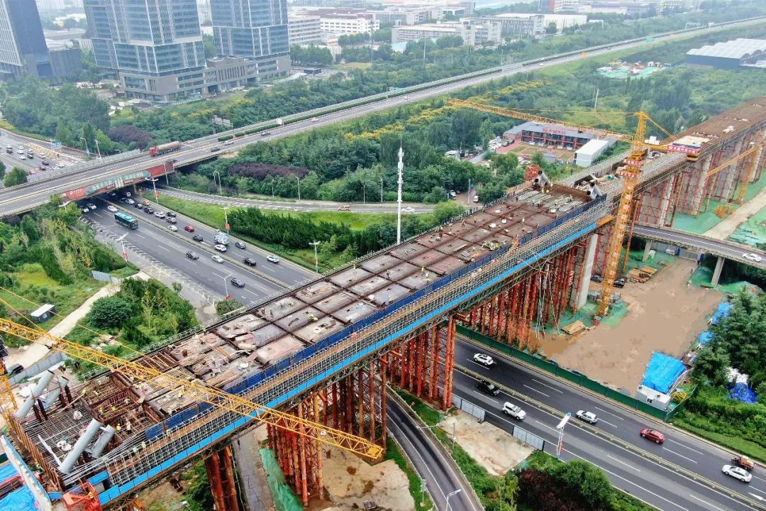 中铁十局：济莱高铁港沟站特大桥跨经十路128m系杆拱系梁砼浇筑完成
