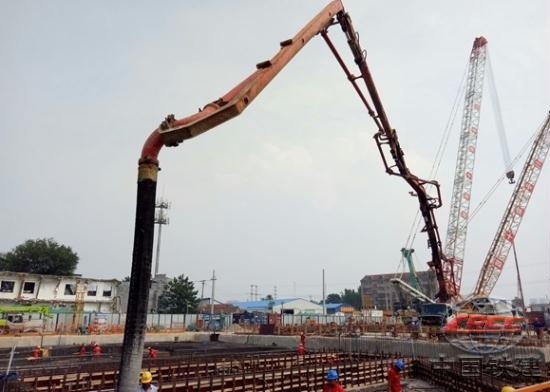 混凝土输送泵车浇筑现场 - 济南黄河隧道工程南岸接收井冠梁及首道混凝土支撑开始浇筑