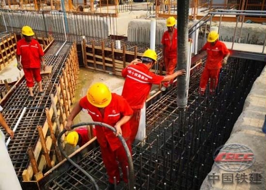 混凝土输送泵车浇筑现场 - 济南黄河隧道工程南岸接收井冠梁及首道混凝土支撑开始浇筑