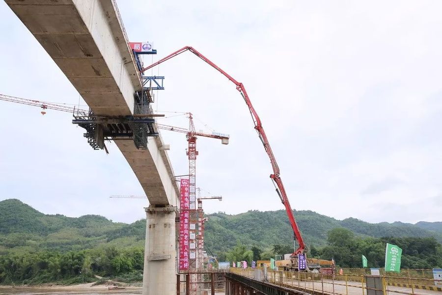 三一重工泵车浇筑现场 - 昆明铁路：中老昆万铁路琅勃拉邦湄公河特大桥合龙