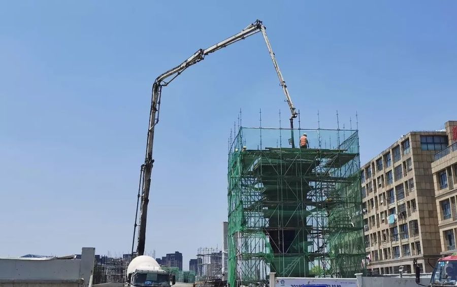 混凝土输送泵车、混凝土搅拌运输车浇筑现场 - 中交一公局盐城三期总承包部H标项目墩柱施工全部完成