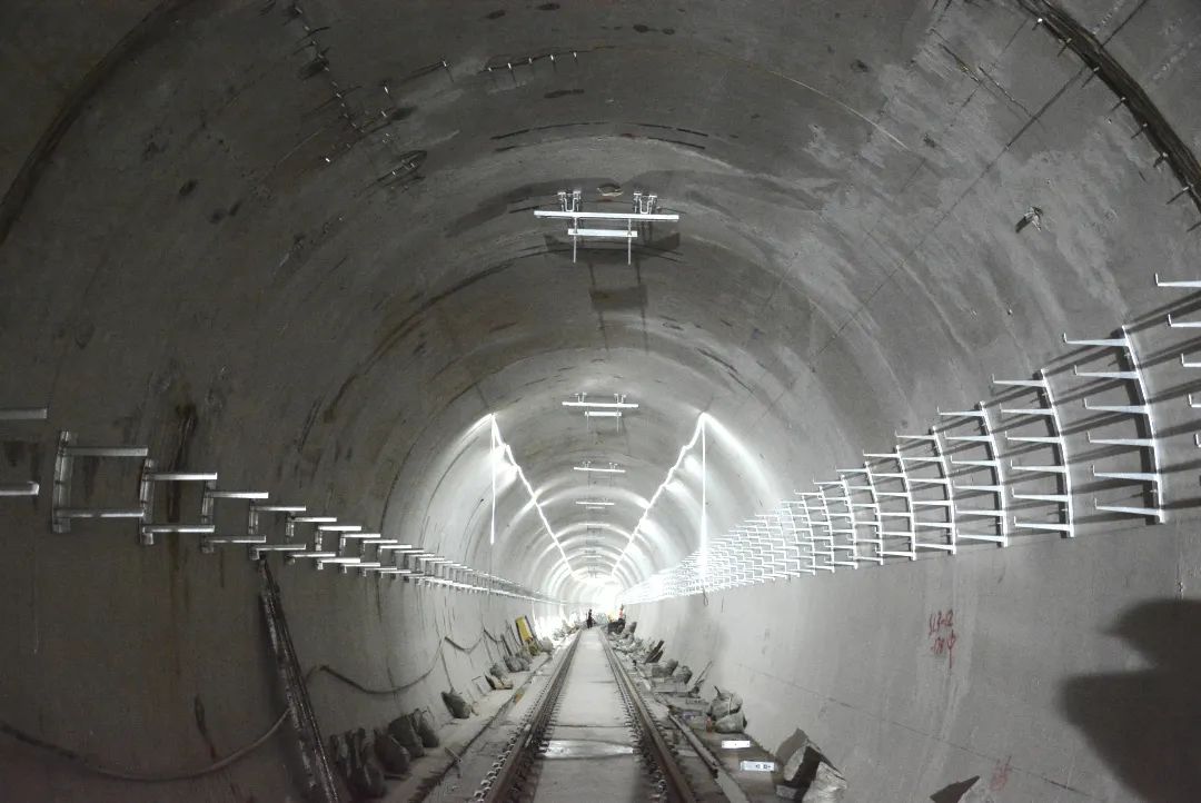 水电十一局：广州地铁12号线机场东车辆段试车线轨道铺设完成