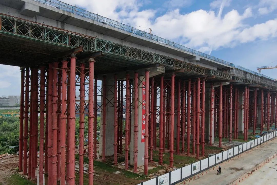 中铁十局：济莱高铁港沟站特大桥跨经十路128m系杆拱系梁砼浇筑完成