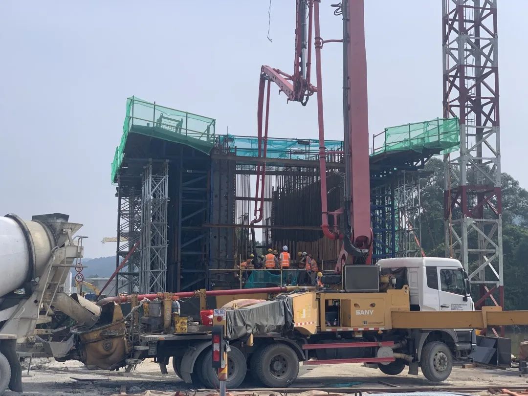 混凝土搅拌运输车、三一重工泵车浇筑现场 - 马来西亚东海岸铁路项目108m跨径连续梁0#块第一层混凝土浇筑完成