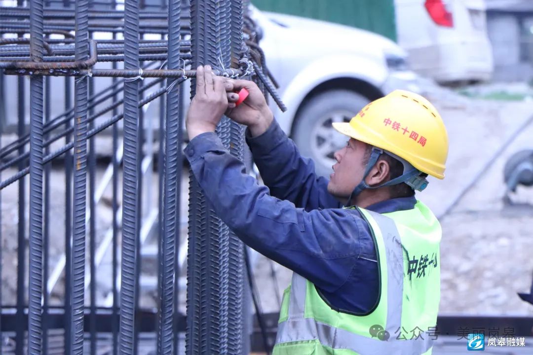 中铁十四局康渝高铁3标岚河特大桥首个承台成功浇筑混凝土