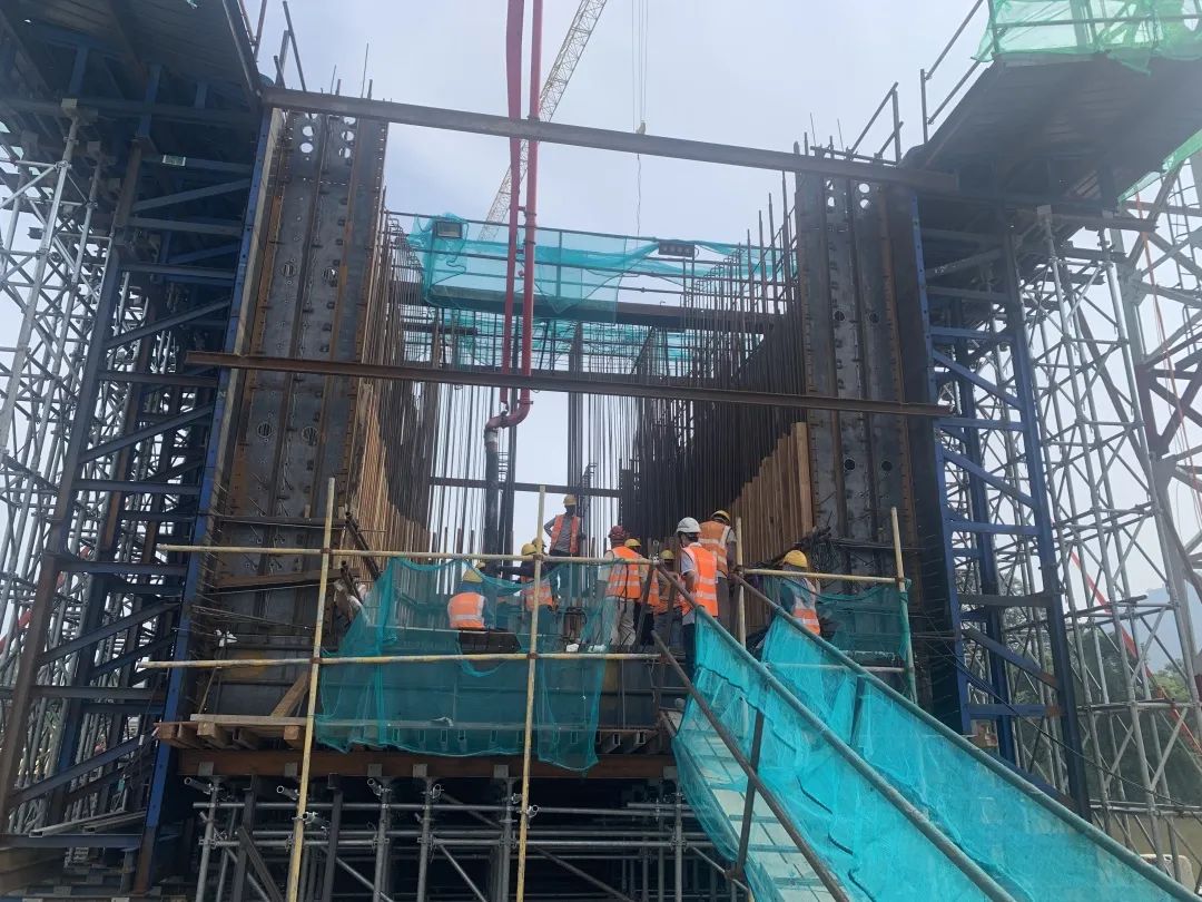 三一重工泵车浇筑现场 - 马来西亚东海岸铁路项目108m跨径连续梁0#块第一层混凝土浇筑完成