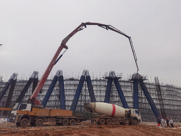 混凝土搅拌运输车、三一重工泵车浇筑现场 - 中国能建安徽电建二公司江西赣能上高项目1号冷却塔人字柱开始浇筑混凝土