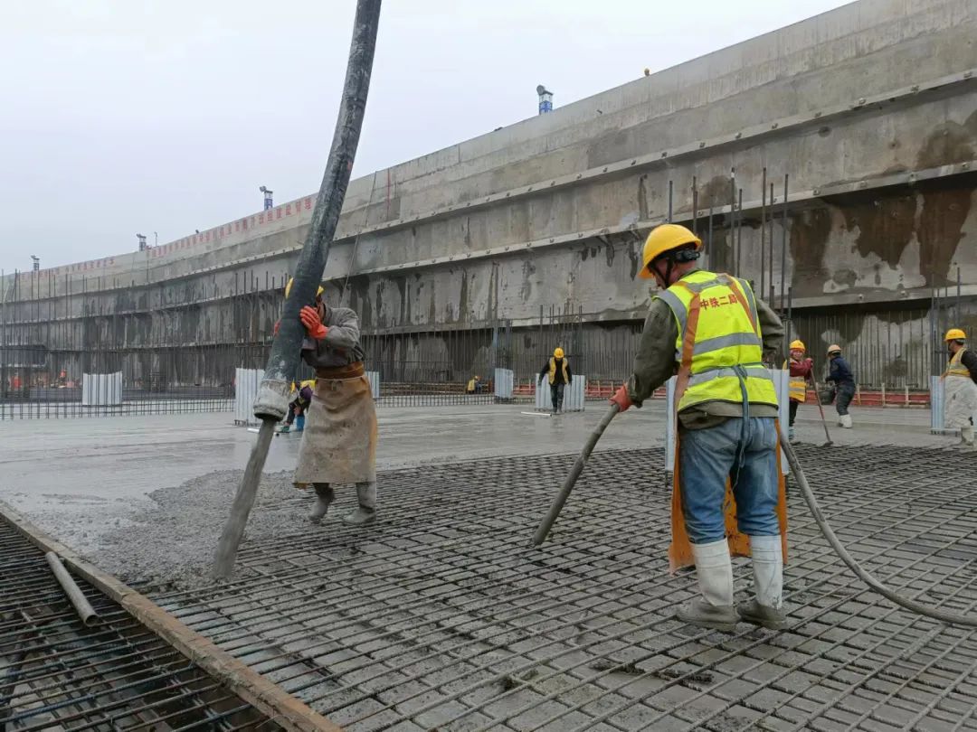 青岛北客站东广场地下空间项目首块筏板在中铁二局工区顺利浇筑混凝土
