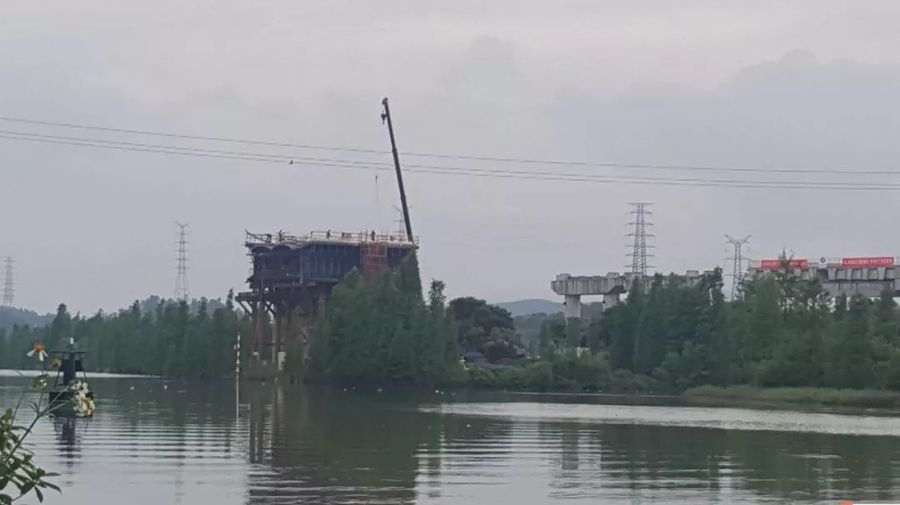 广东中开高速项目睦洲白石围特大桥主桥首个0#块混凝土浇筑完成