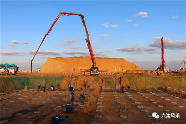 三一重工泵车、混凝土搅拌运输车浇筑现场 - 六建风采：长庆乙烯装置1、2号裂解炉基础垫层混凝土浇筑完成