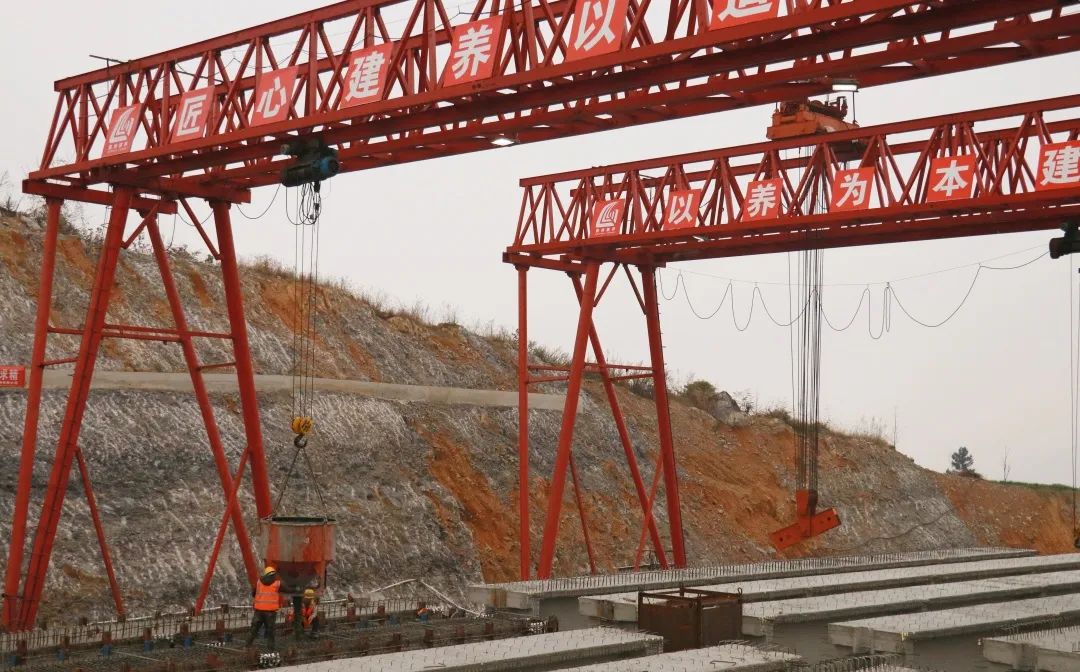 G352桐梓县花秋至桃林公路改造工程项目花秋大桥预制30米T梁混凝土浇筑完成