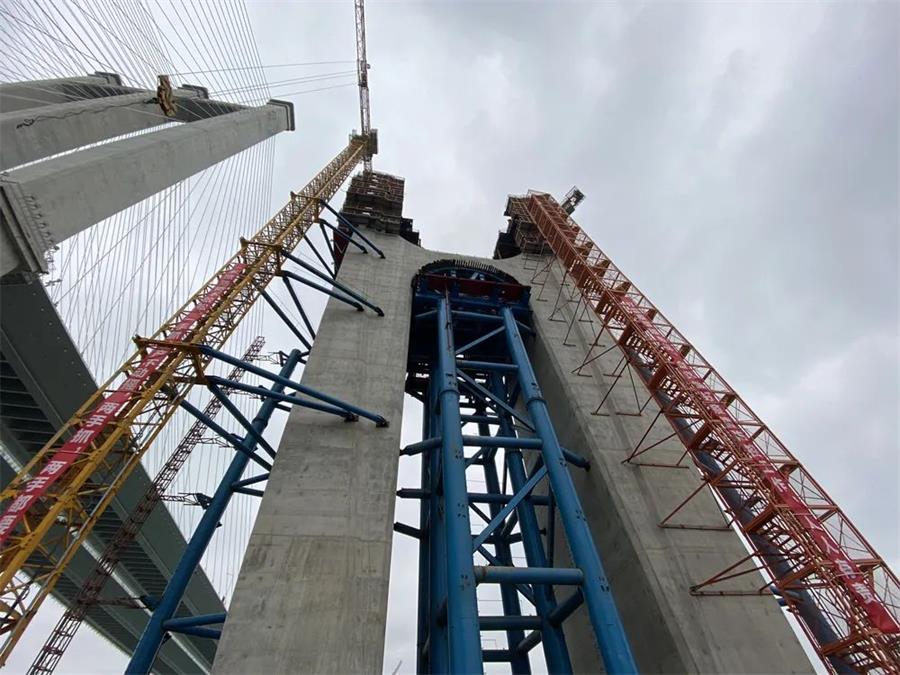 中交二航局福厦铁路项目进行了复工后首次主塔混凝土浇筑