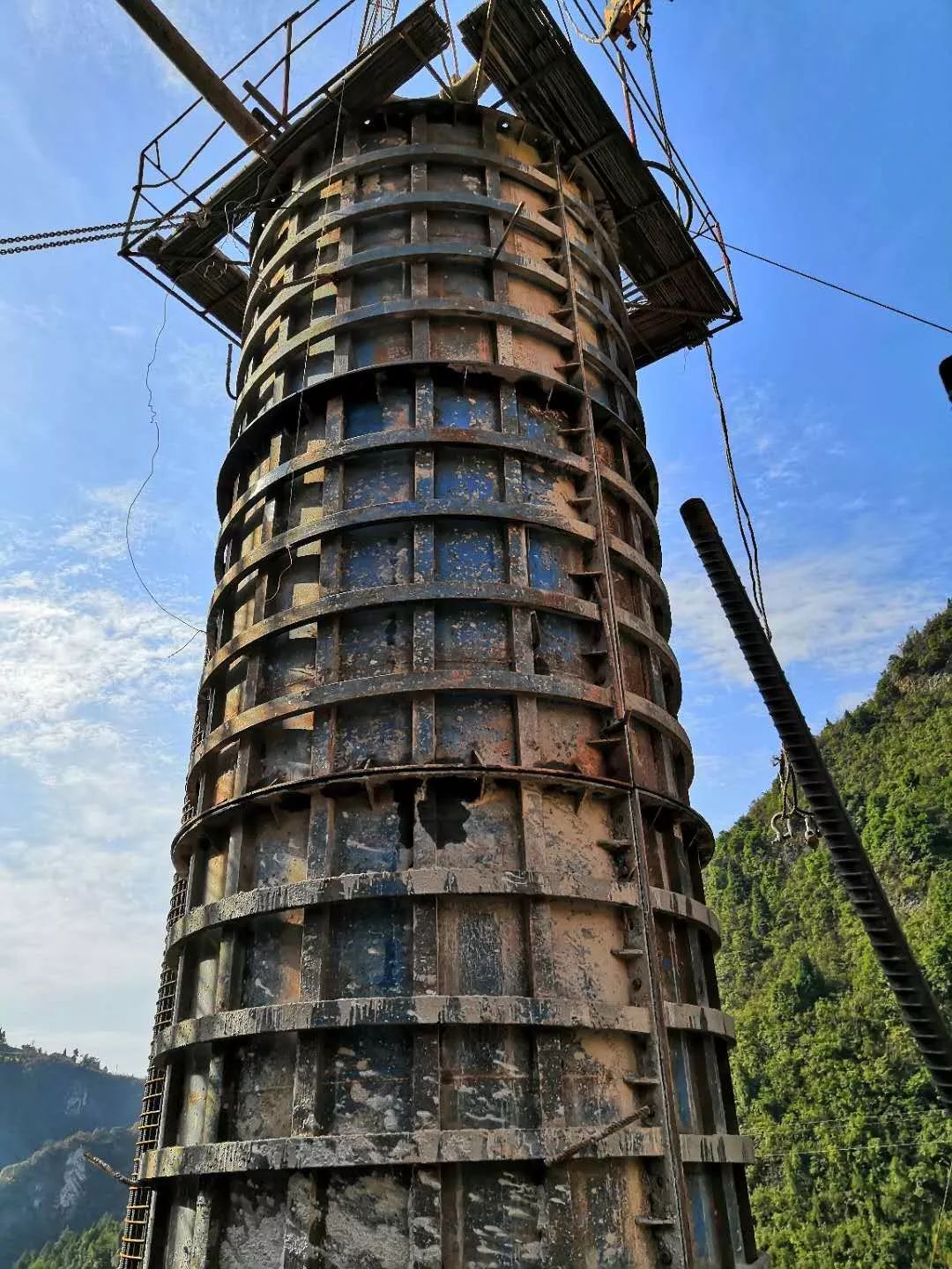 中铁十一局五公司开城高速公路南长沟特大桥首根桩基混凝土浇筑成功