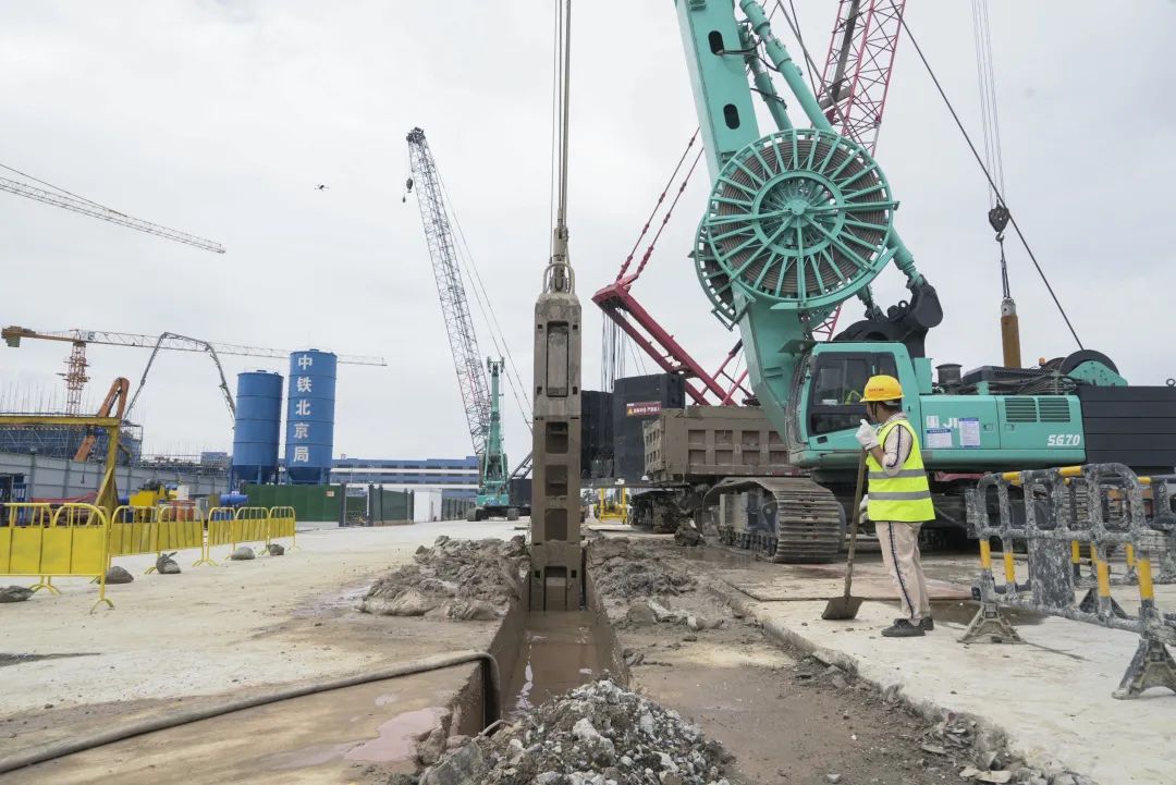 混凝土输送泵车浇筑现场 - 嘉善至西塘市域铁路土建施工SG2标段首幅地连墙顺利入槽浇筑混凝土