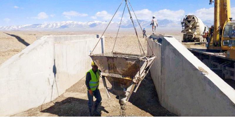 混凝土搅拌运输车浇筑现场 - 新疆路桥建设集团塔城片区和丰分指涵洞附属混凝土浇筑完成