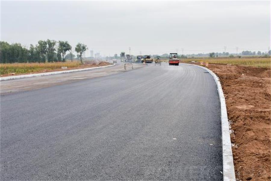 中国电建市政建设：晋中农谷大道至太榆总退水渠道路面层试验段完成