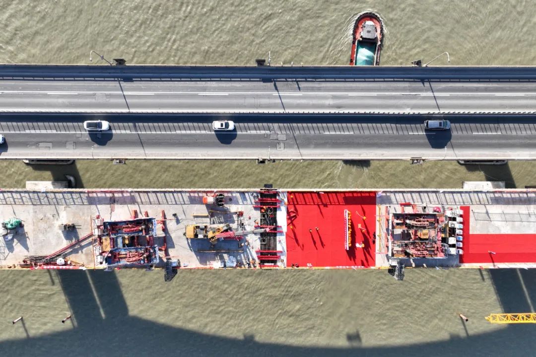 上海S4公路奉浦东桥跨黄浦江主体工程合龙段最后一方混凝土浇筑完成